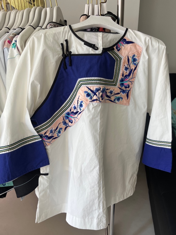 断码，白色胸前小花