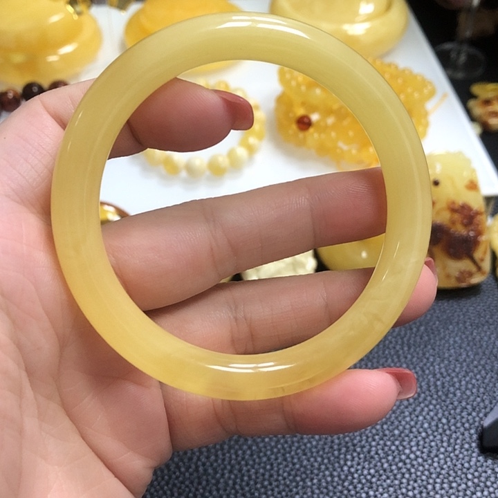 琥珀未镶嵌手镯鸡油黄