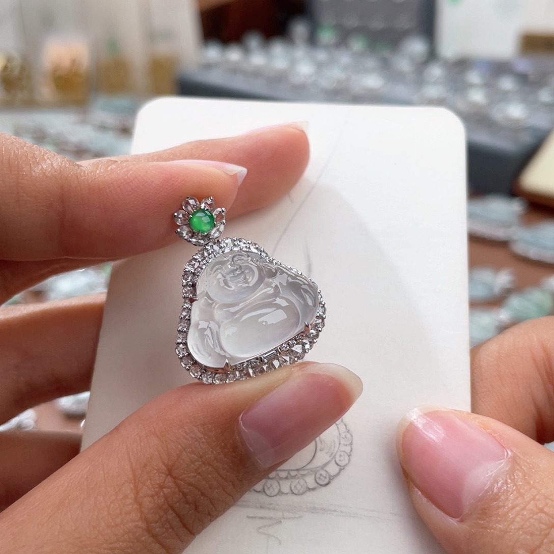 颈饰18K金镶嵌翡翠