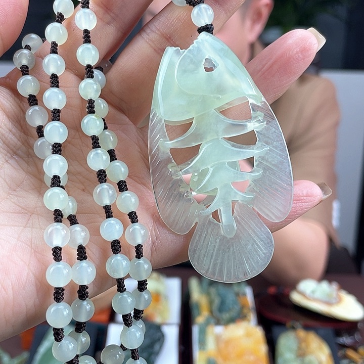 蛇纹石玉颈饰未镶嵌