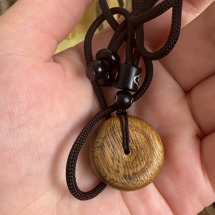 沉香木吊坠奇楠沉香吊坠多样性发一