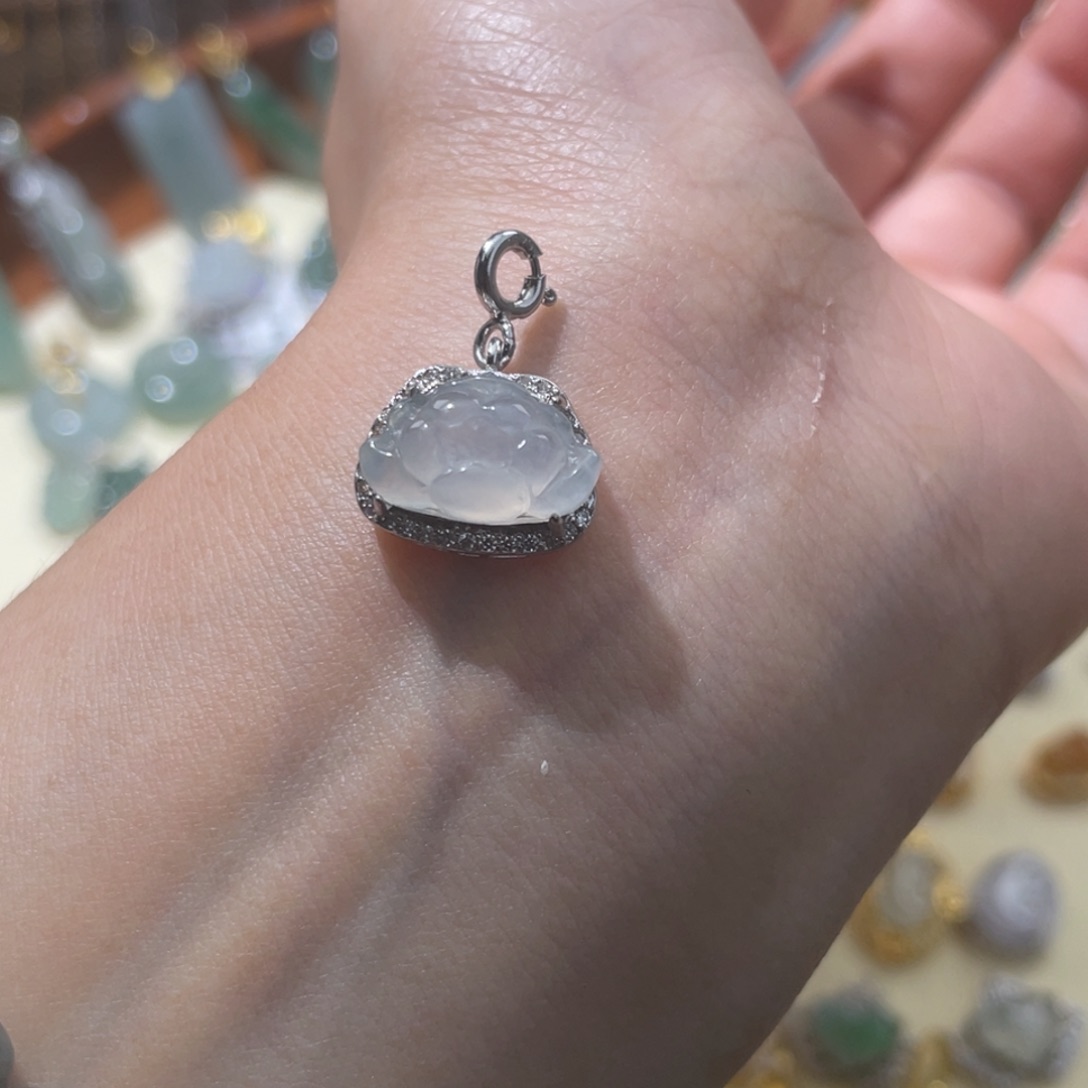 翡翠未镶嵌颈饰荷花