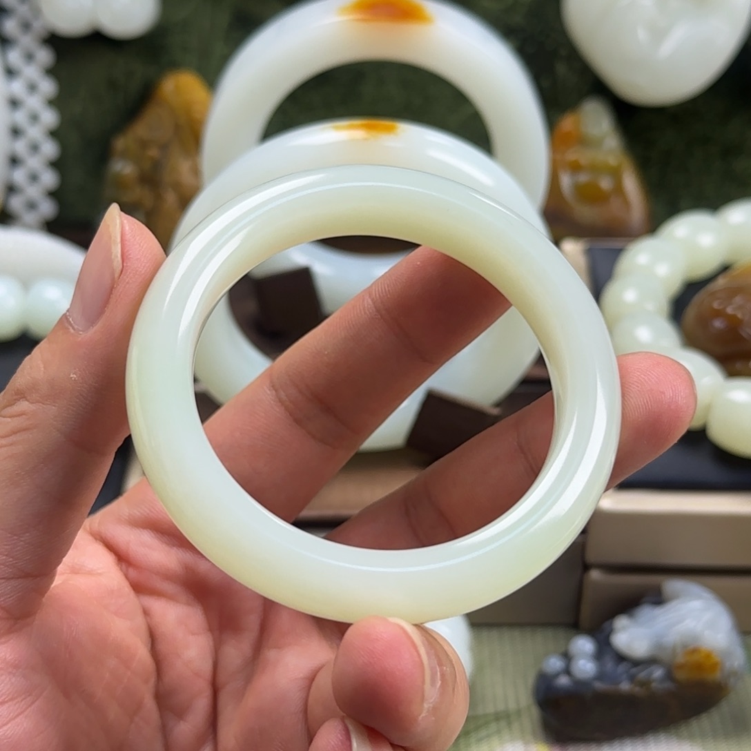 未镶嵌手镯和田玉清雅奶绿