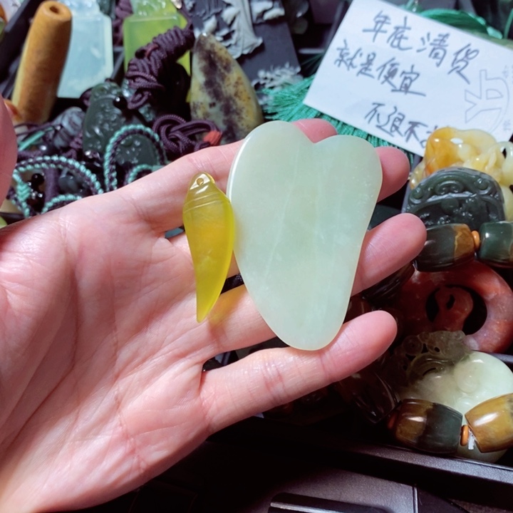 透闪石质玉颈饰未镶嵌