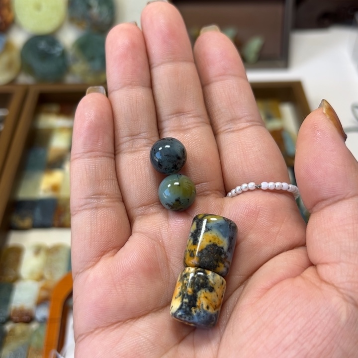 暖***光蛇纹石玉未镶嵌颈饰