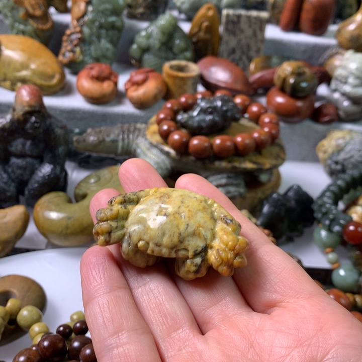 未镶嵌岫岩河磨玉（透闪石质玉）把件