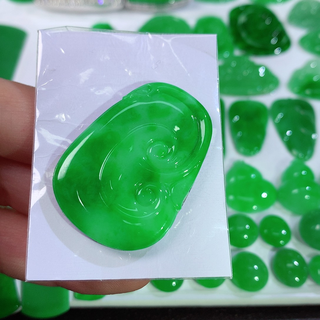 翡翠颈饰未镶嵌天然翡翠