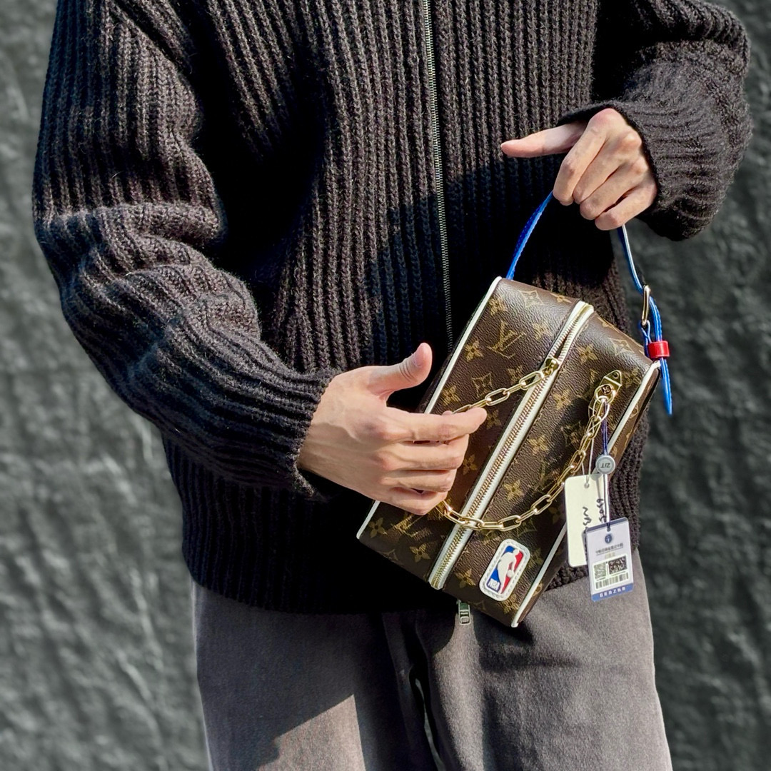 99新 LV 嘉壹(6842) NBA 联名款 Dopp kit系列洗漱包手提包