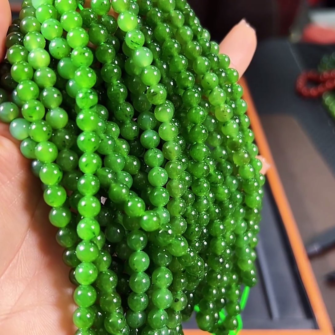 和田玉（碧玉）未镶嵌颈饰卡6发其一