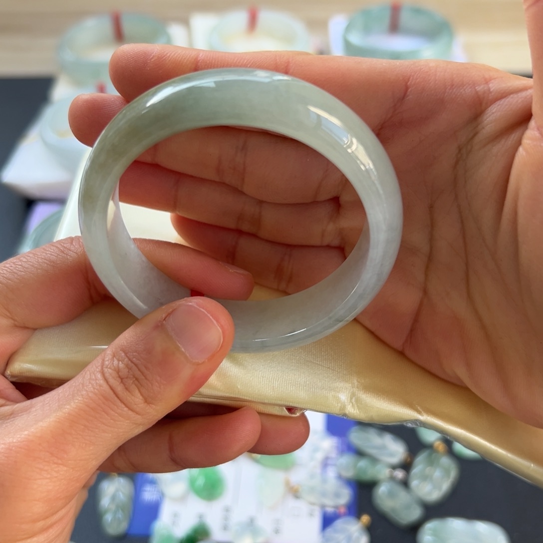 翡翠手镯未镶嵌手镯