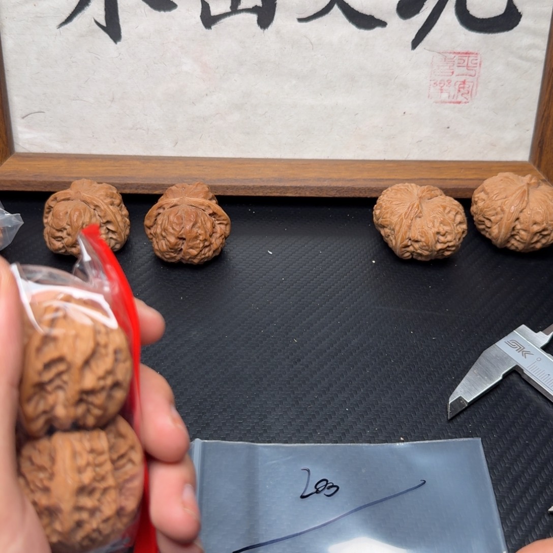 陈***白吊坠文玩核桃野狼