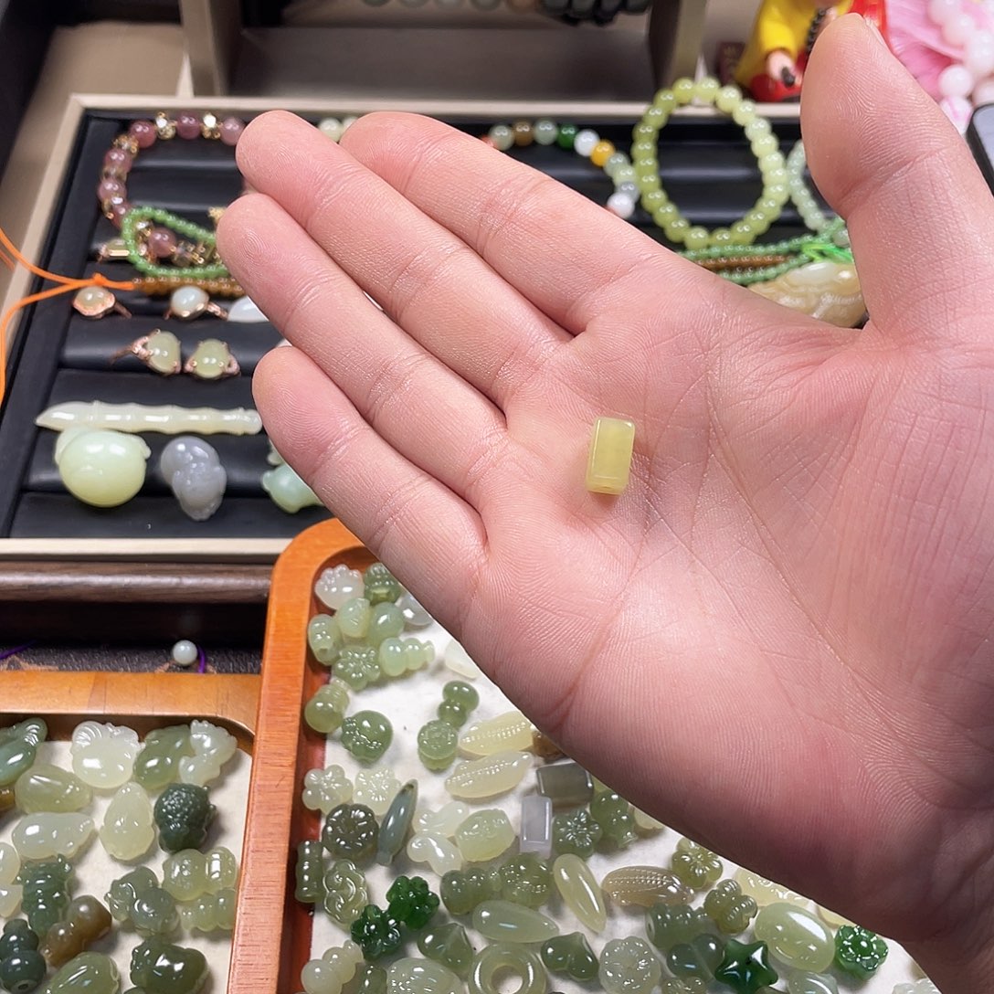 吴***水和田玉未镶嵌颈饰