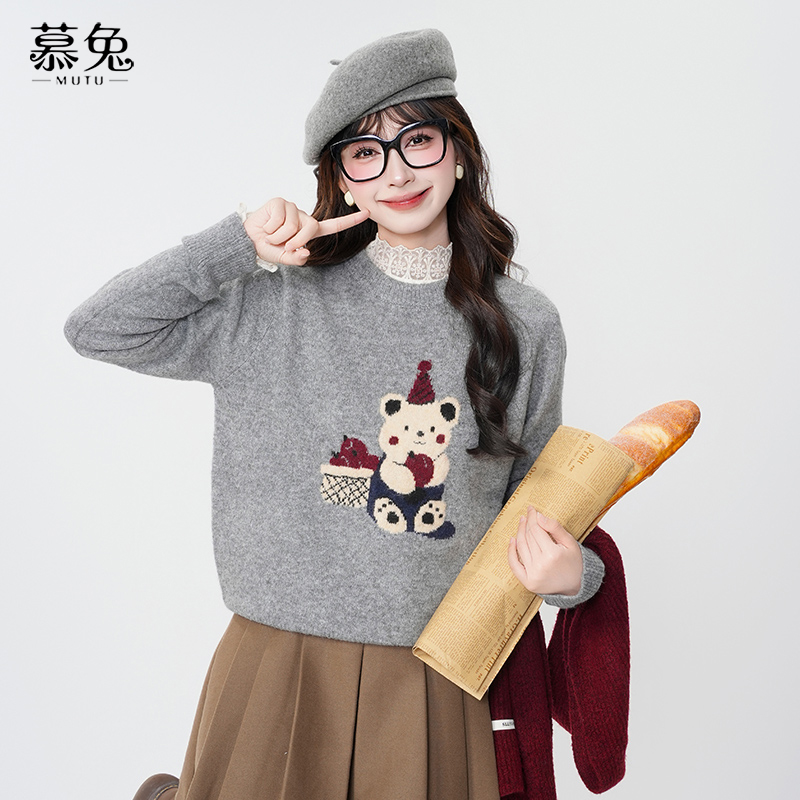 慕兔奶呼呼灰色小熊毛衣女2024新款冬季慵懒软糯宽松圆领套头上衣