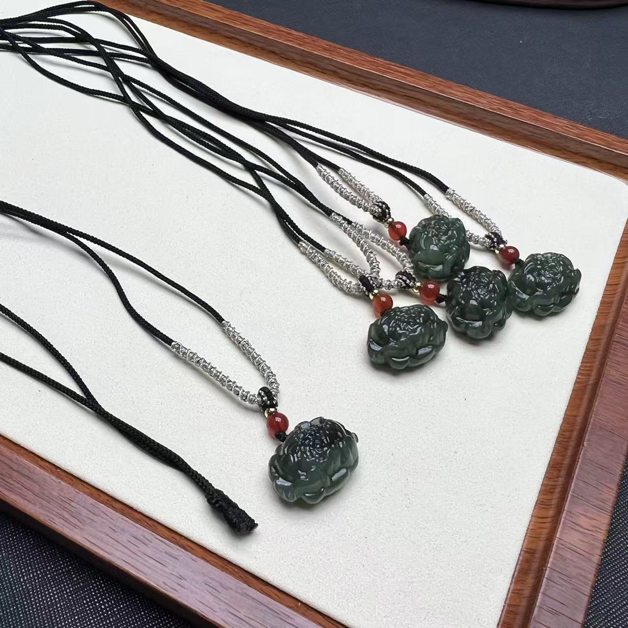 A216 和田玉牡丹花吊坠套绳【多样性发其一】