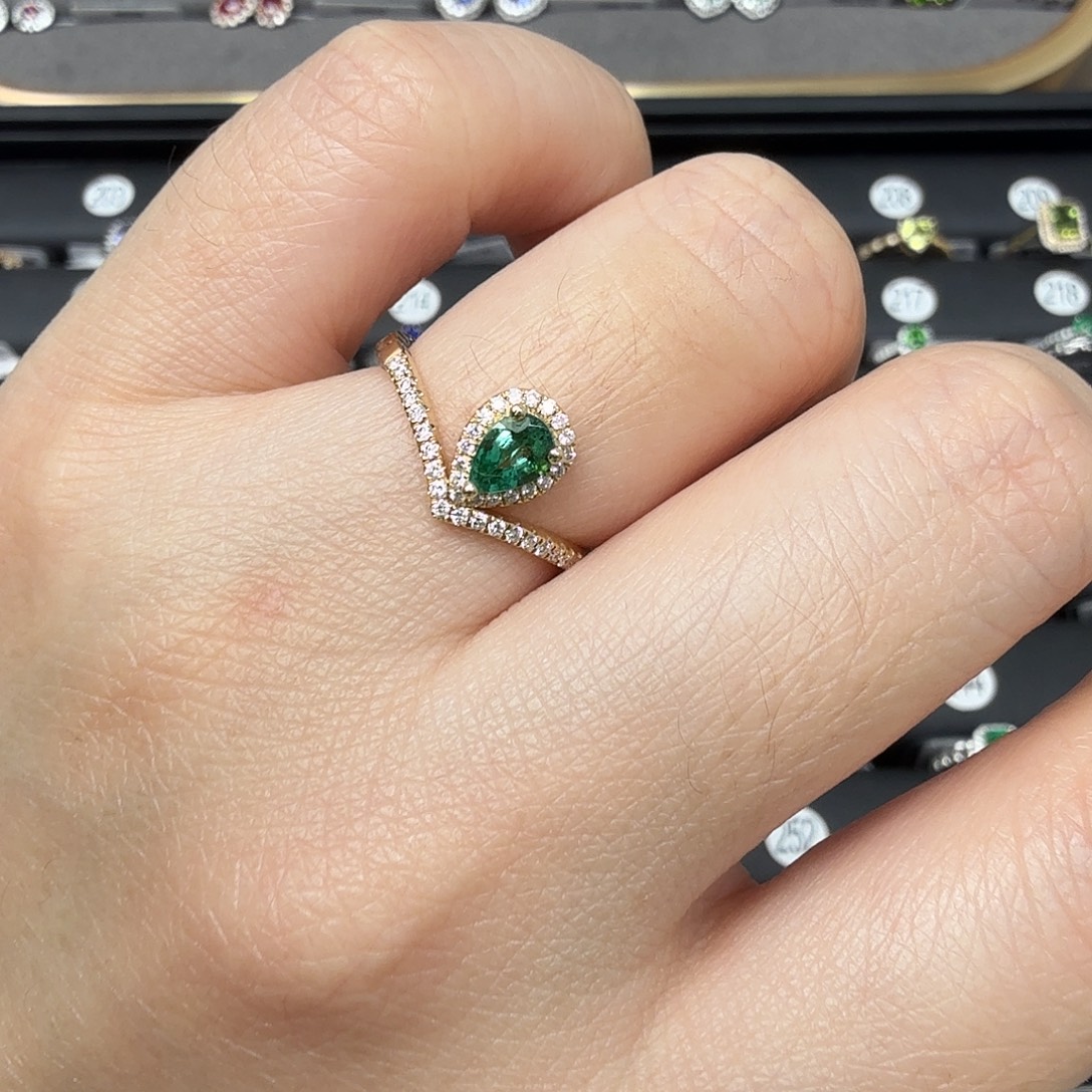 戒指18K金镶嵌祖母绿水滴皇冠0.3克拉