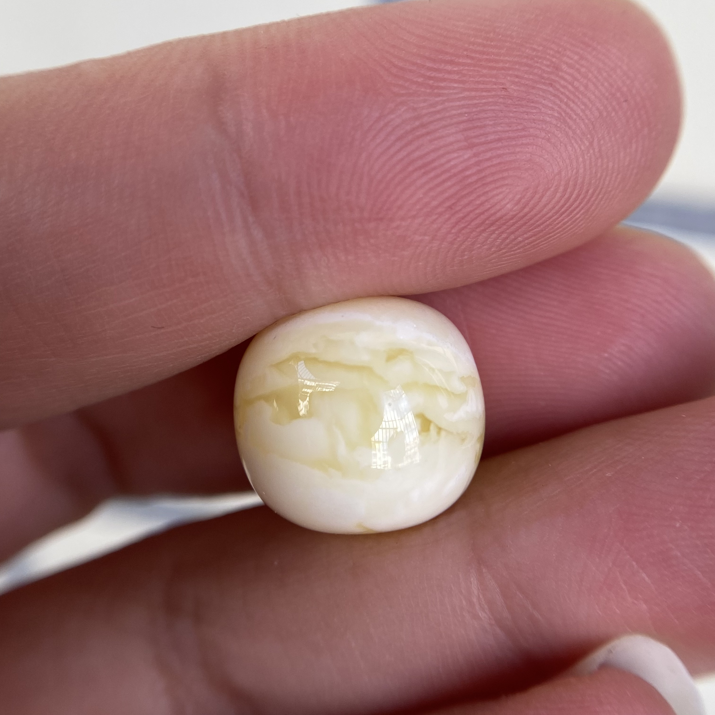 蜜蜡老型配饰13.5×12.5mm，清货不退不退，有一溜有些细微小针眼，