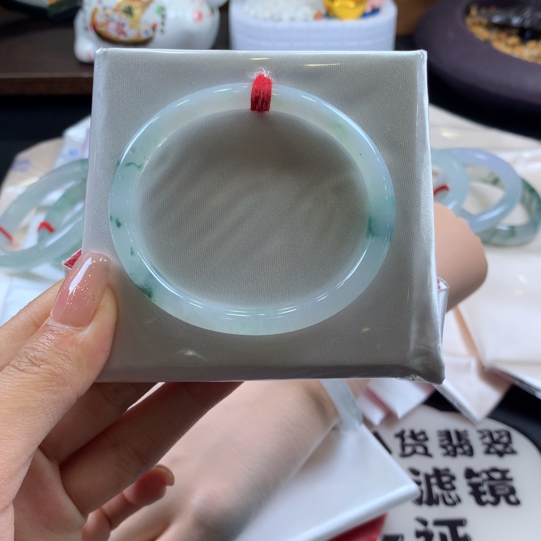 翡翠未镶嵌手镯55贵妃