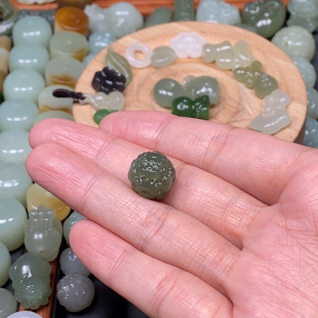 徐***生和田玉未镶嵌颈饰