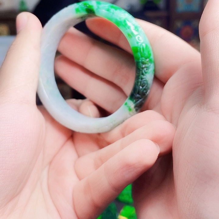 翡翠未镶嵌颈饰多样性