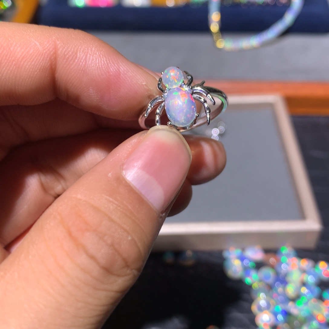 伊***猪欧泊银S925镶嵌欧泊戒指