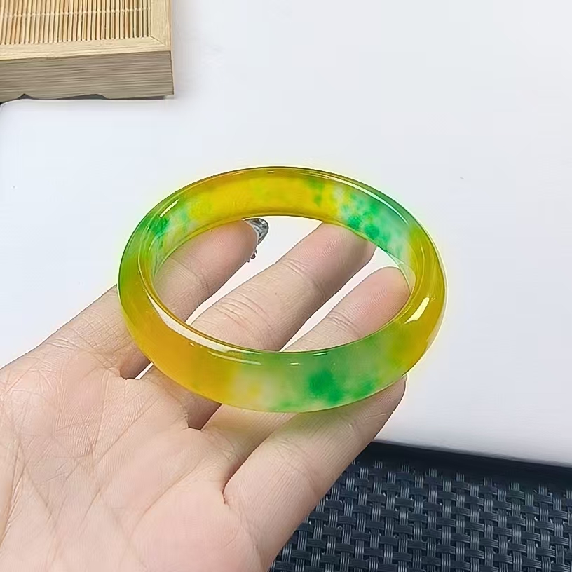 黄绿常精美雕刻气质男女同款百搭精致奇石