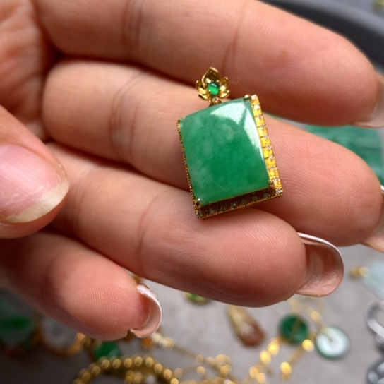 翡翠18K金镶嵌颈饰翡翠