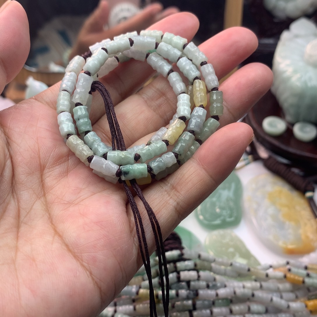 浮***云翡翠未镶嵌颈饰是