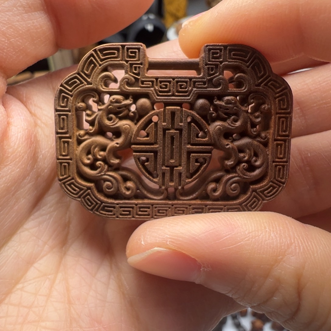 檀香木镂空龙牌老山檀