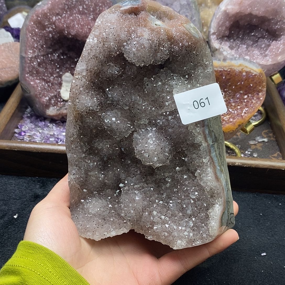 哒***妞未镶嵌紫晶大型摆件（非配饰）