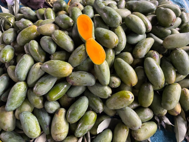 云南边境大集现收小青芒果