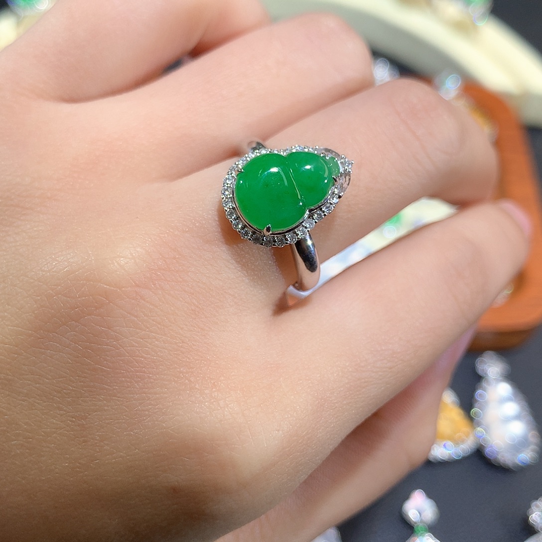 翡翠18K金镶嵌颈饰正阳绿葫芦