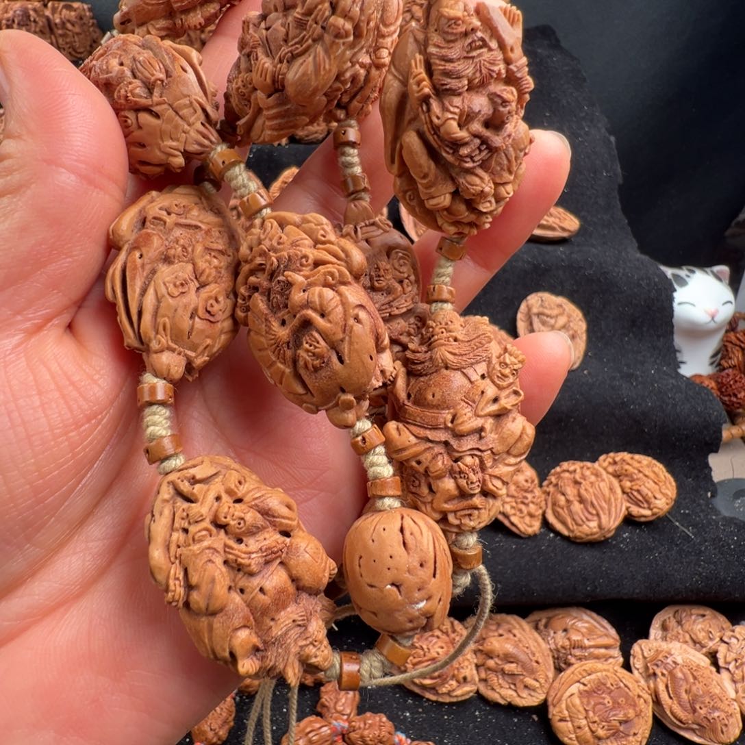 吊坠桃核低****夯桃核雕刻钟馗，