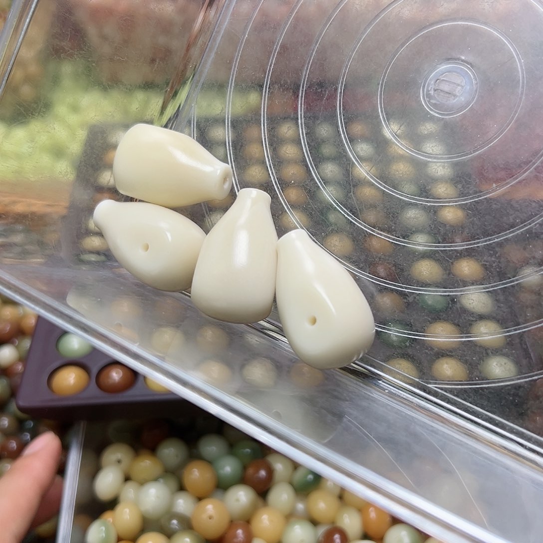 菩提根/象牙果吊坠招****晴4颗瑕疵三通