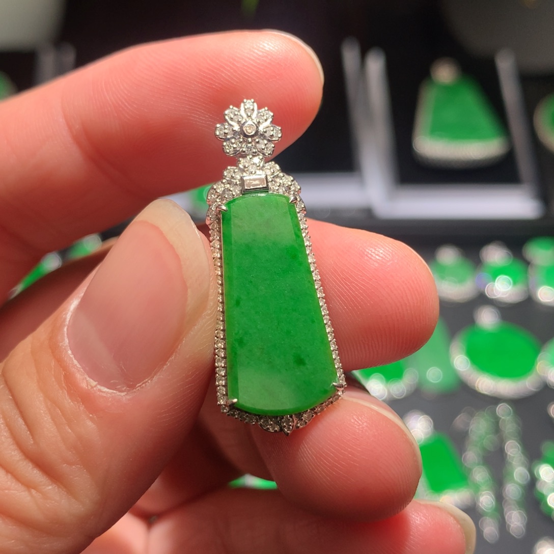 翡翠颈饰18K金镶嵌翡翠