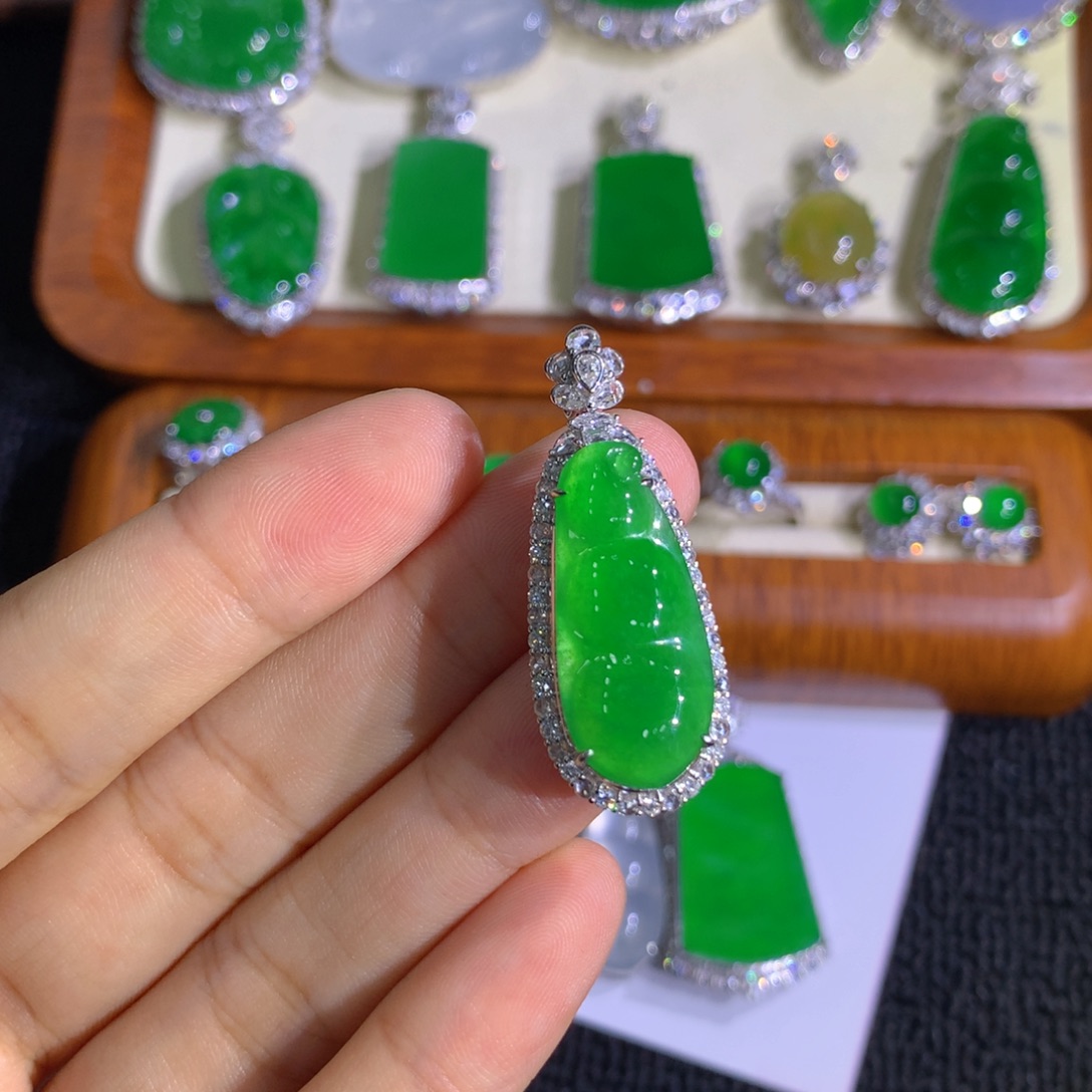 颈饰18K金镶嵌翡翠88888888