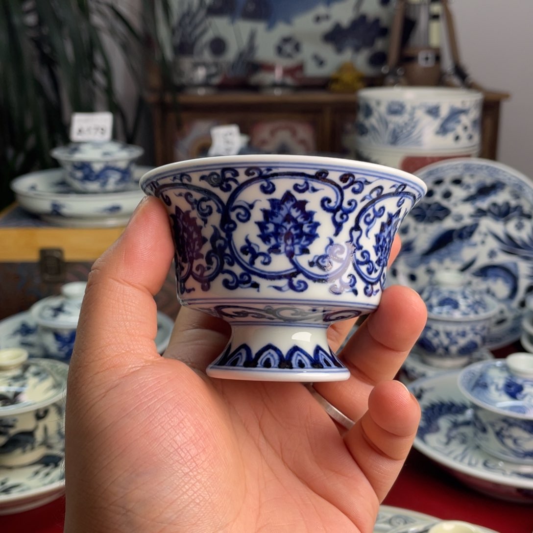青花缠枝莲高脚杯