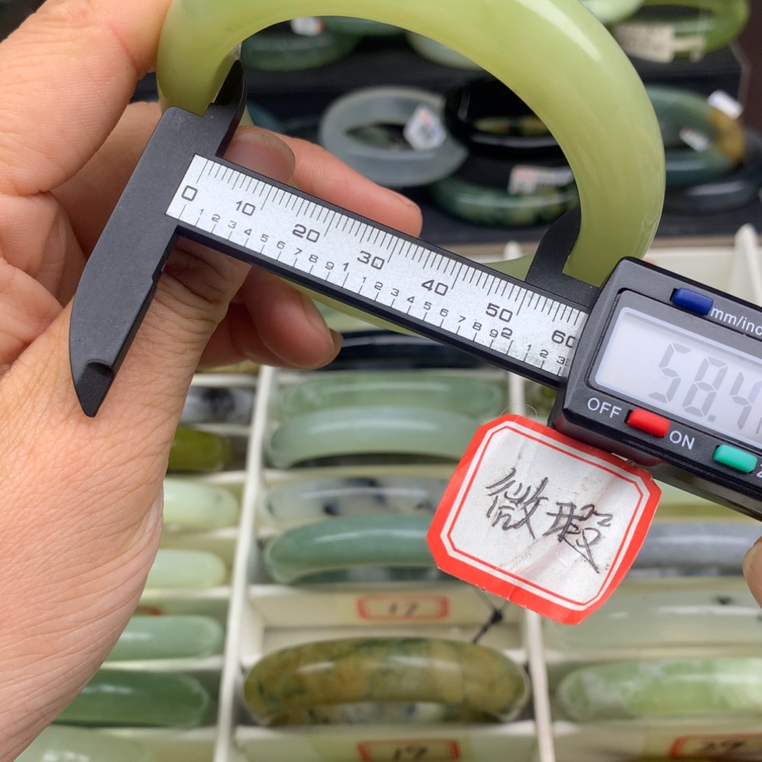 蛇纹石玉未镶嵌手镯17