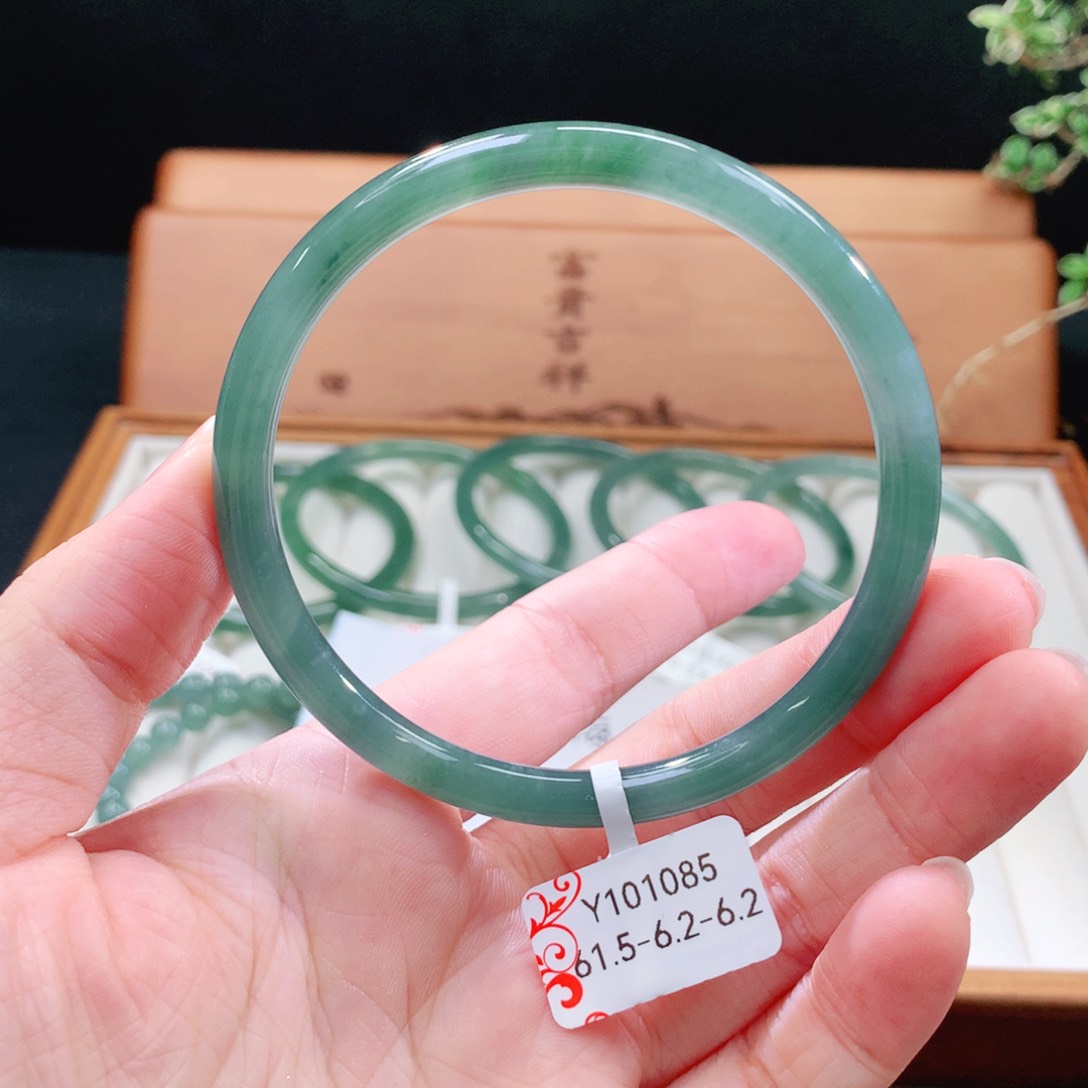 翡翠手镯（圆镯）未镶嵌