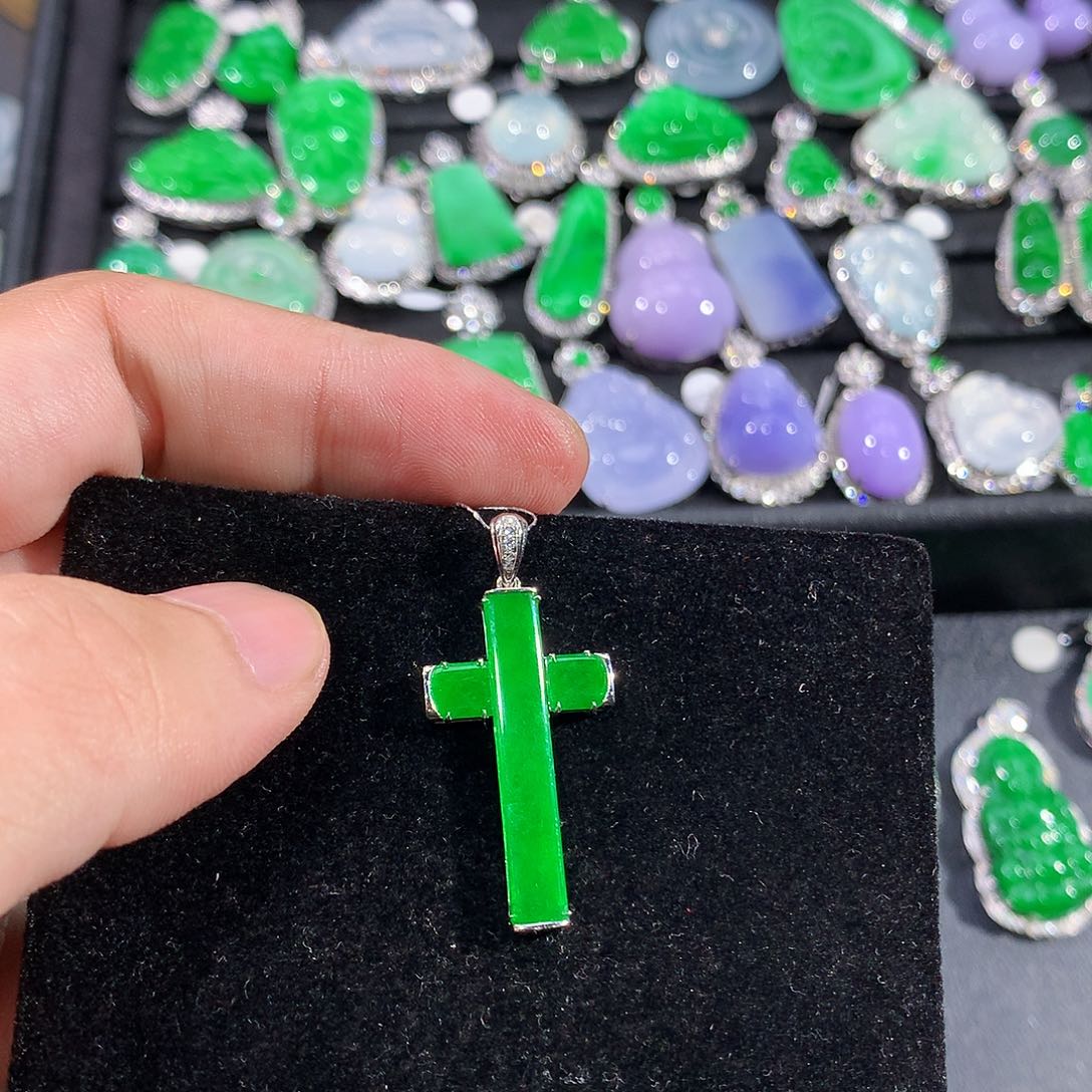 翡翠18K金镶嵌颈饰