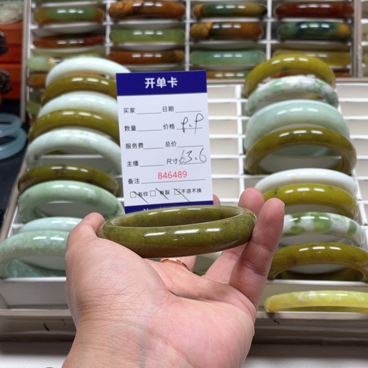蛇纹石玉手镯未镶嵌刘*梅