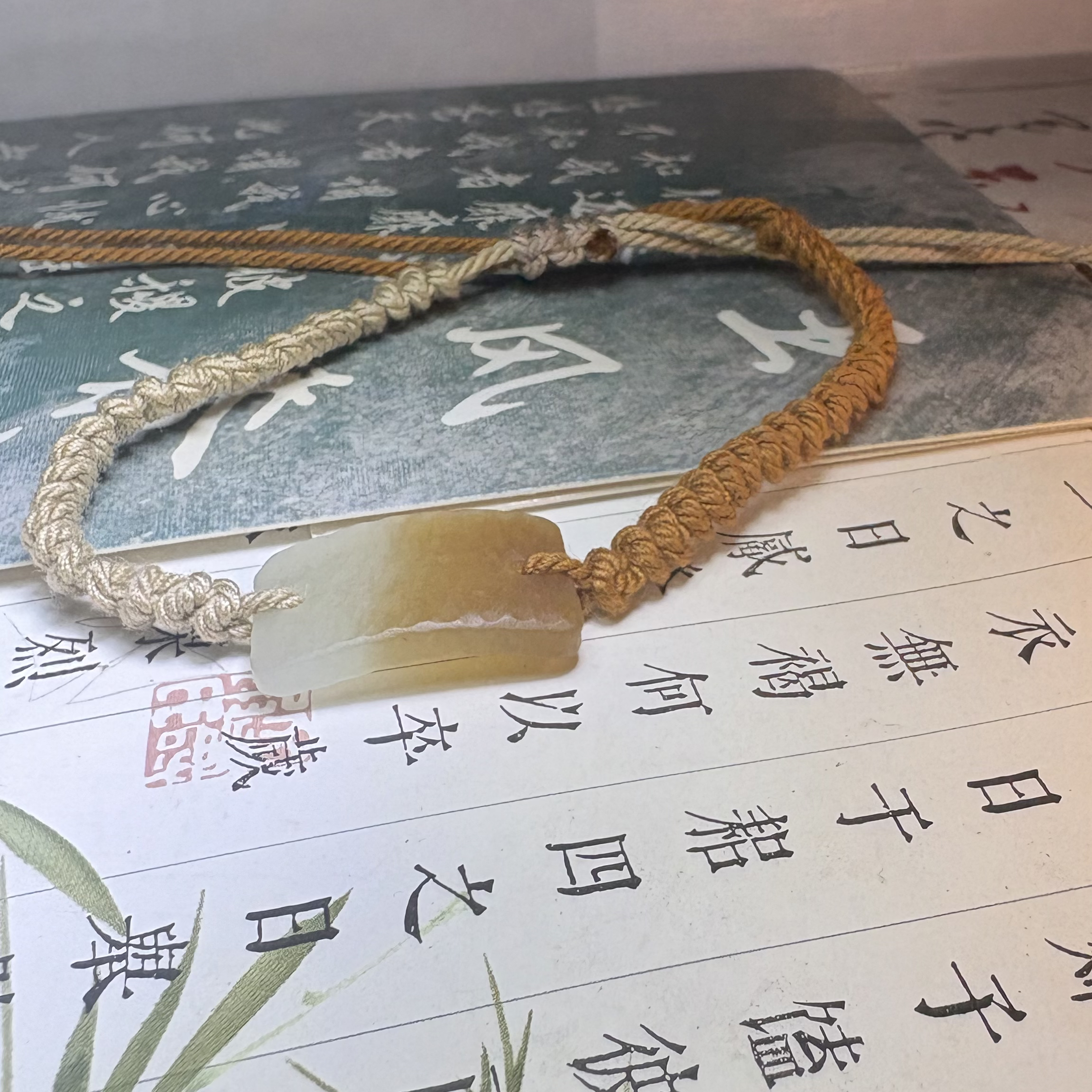 新疆和田玉糖白手牌和田玉聚宝盆一半一半且末糖白手排柔光棉绳