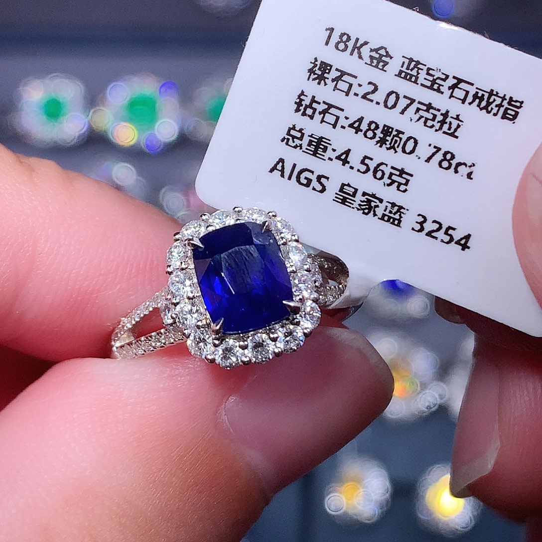 18K金镶嵌蓝宝石戒指