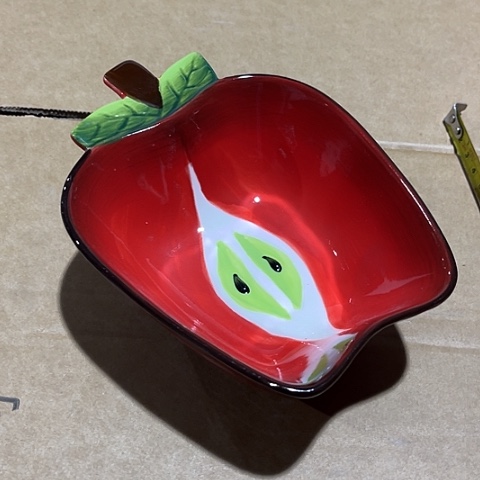 微瑕，不能明火，口径15厘米，高5，2个苹果