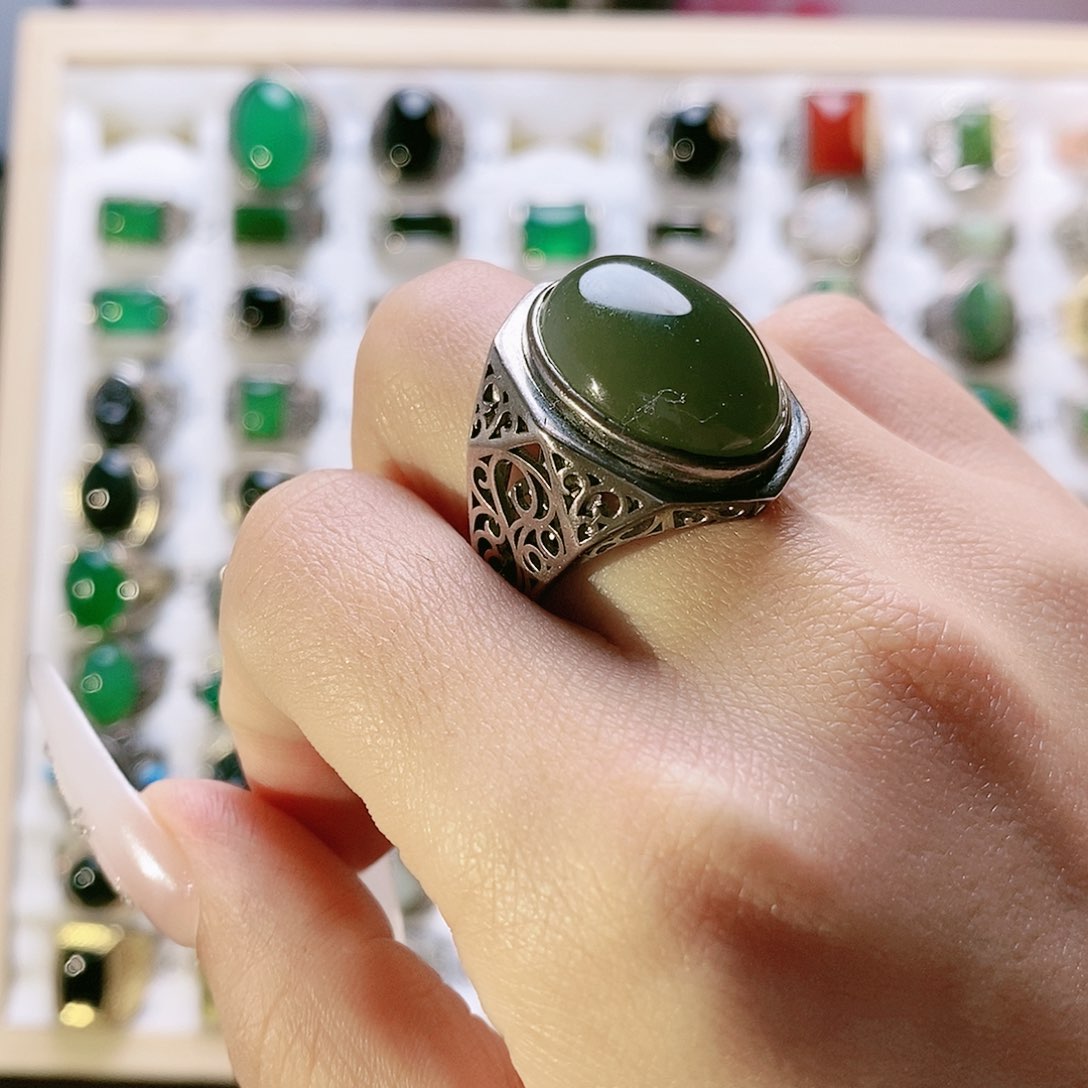 和田玉戒指银S925镶嵌余**。