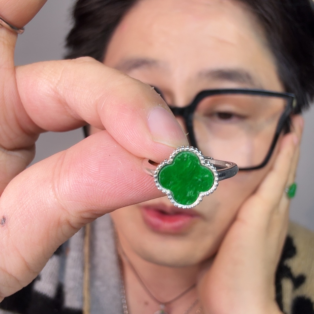 翡翠未镶嵌颈饰一件