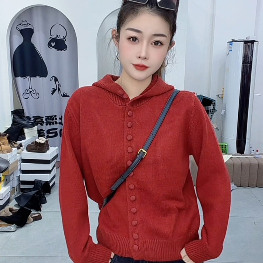 炫彩阁7216【一排口带帽休闲羊毛针织上衣】毛衣摩擦久了会起球