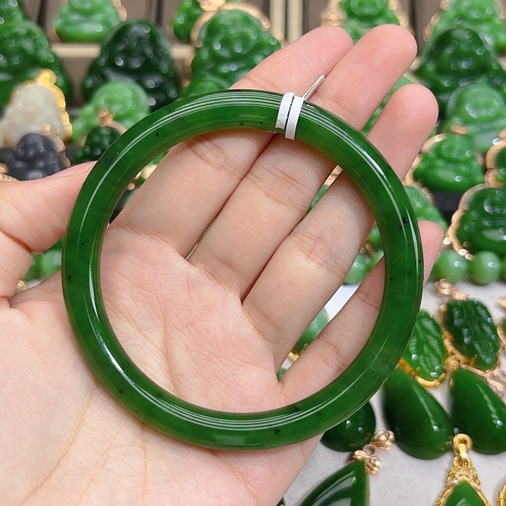 和田玉（碧玉）手镯未镶嵌辣阳绿圆条手镯圈口64