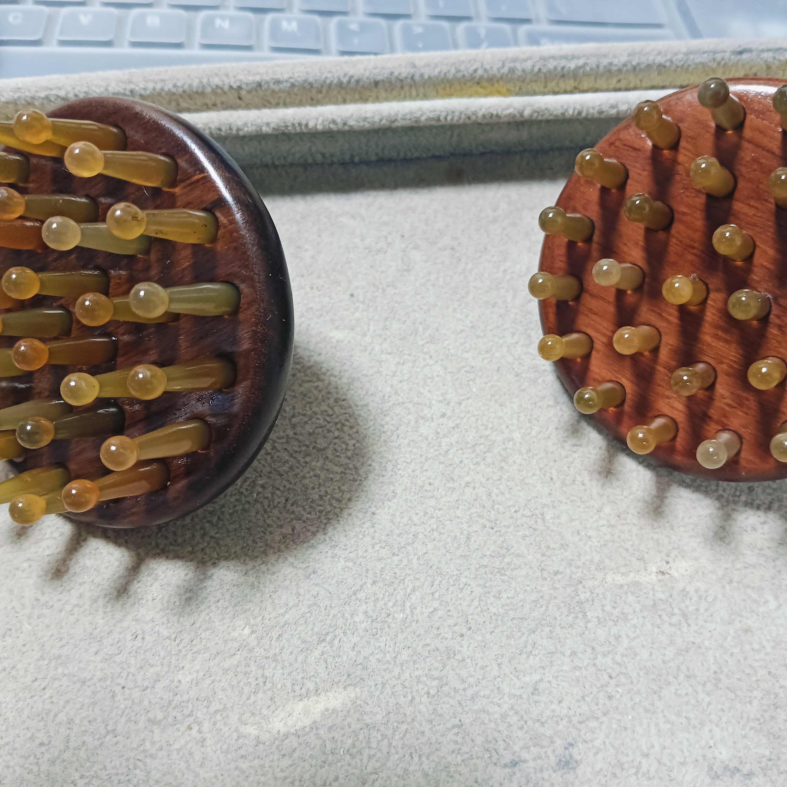 28丁牛角水滴头部按摩梳背部腹部肩颈全身经络按摩疏通指环大齿梳