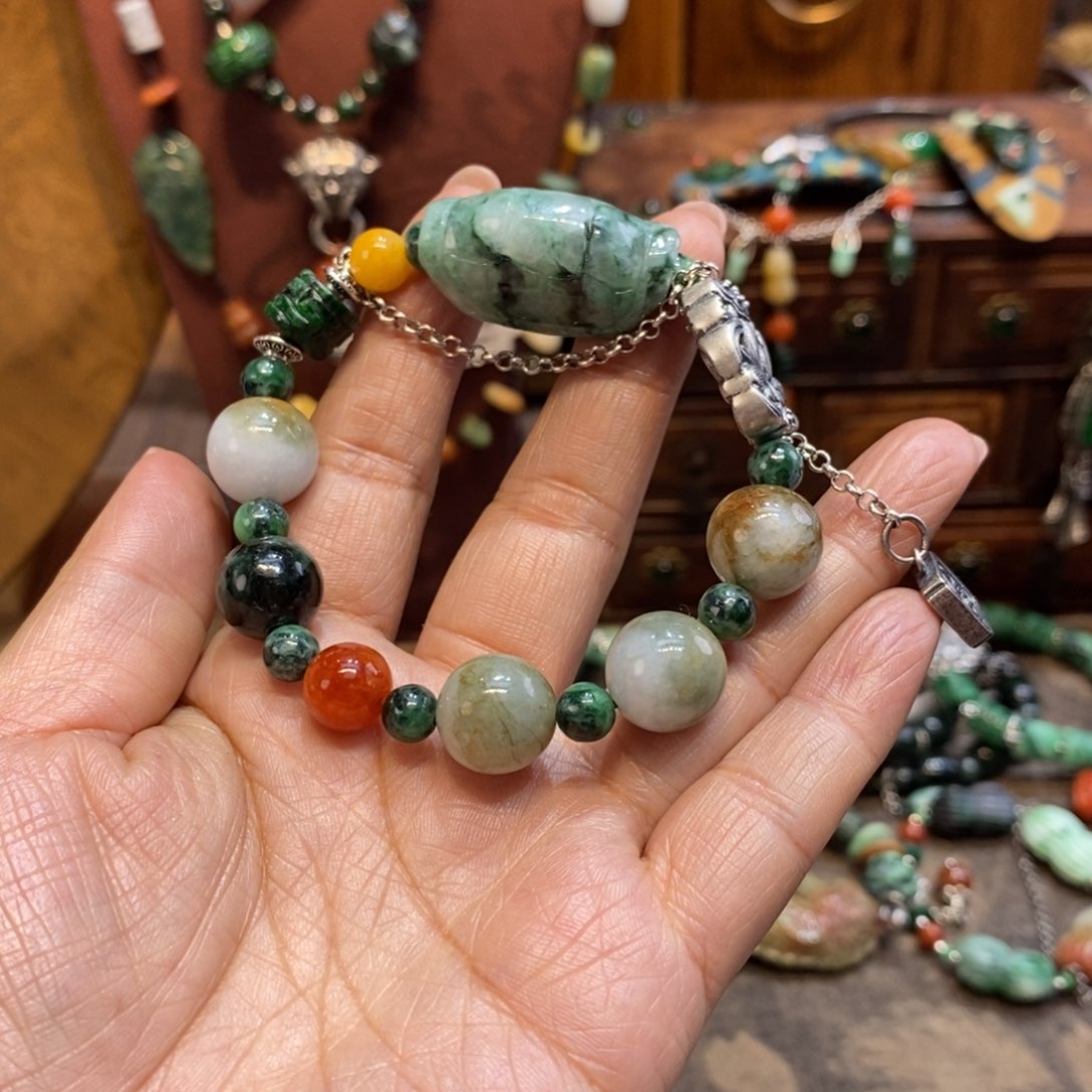 翡翠吊坠(赠链)未镶嵌