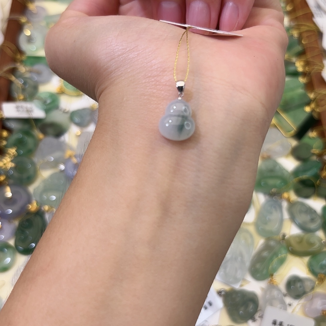 翡翠18K金镶嵌颈饰葫芦